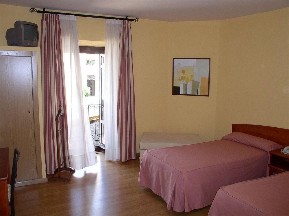 Hostal Restaurante Puerta del Alcázar Ávila Exterior foto