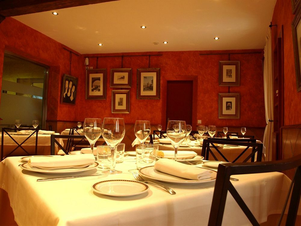 Hostal Restaurante Puerta del Alcázar Ávila Exterior foto
